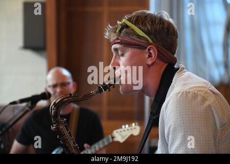 FORT MEADE, Md Ethan Garner, un soldato nel distaccamento della United States Army Signal School, suona un sassofono tenore durante una jam session tenutasi alla Chapel Next a Fort George G. Meade, Maryland, 19 maggio 2022. La jam session si è tenuta per dare ai soldati e agli altri membri del servizio la possibilità di migliorare le loro abilità e contribuire a costruire la resilienza tra coloro che si trovano all'USASSD. Foto Stock