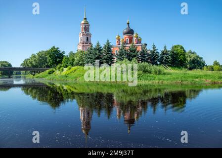 Cattedrale della risurrezione con riflessione. Staraya Russa, regione di Novgorod Foto Stock