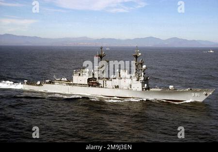 Vista laterale a dritta della Marina degli Stati Uniti (USN) CLASSE DI IRRORAZIONE: Cacciatorpediniere, USS FIFE (DD 991) in corso al largo della costa di Comquimbo, Cile per condurre operazioni contro la droga e per partecipare all'esercizio UNITAS 43-02. UNITAS (latino per 'unità') coinvolge navi da guerra da sei paesi che partecipano a dieci giorni di intensi giochi di guerra progettati per costruire coalizioni multinazionali promuovendo al contempo la difesa emisferica e la cooperazione reciproca. Subject Operation/Series: UNITAS 43-02 base: Comquimbo Nazione: Cile (CHL) Foto Stock