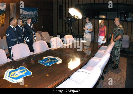 040712-F-7232T-007. [Complete] Scene Caption: Tre aerei dell'aviazione militare statunitense (USAF) assegnati all'Air Reserve Personnel Center di Denver, Colorado, sono onorati durante un'intervista televisiva condotta da Jennifer Castor dalla stazione di notizie locale KMGH-7 (affiliata ABC), condotta all'interno dell'Air Force Reserve Command Center di Denver, Colorado (CO). Gli eroici atti del sergente dell'USAF (SSGT) Juan M. Williams (a sinistra); SSGT Louis A. Deanda (al centro) e SSGT) Shelly M. Dapp, sono stati registrati dopo che il trio ha salvato una famiglia di cinque persone da un veicolo in fiamme, guidando a casa sull'Interstate-25, tornando alla b Foto Stock