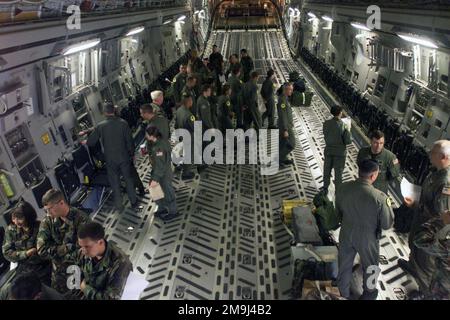 020715-F-5735S-007. [Complete] Scene Caption: Squadre di emergenza medica di vari rami del militare USA familiarizzano con la disposizione all'interno del vano di carico di un aeromobile USAF C-17A Globemaster III in preparazione per l'addestramento a sostegno dell'esercizio SEAHAWK 2002. Seahawk combina i componenti attivi delle forze aeree statunitensi (USAF), della Marina statunitense (USN), della Guardia Costiera statunitense (USCG), del Servizio sanitario pubblico degli Stati Uniti, delle forze armate canadesi reali (RCAF), del Federal Bureau of Investigation (FBI), della Federal Emergency Management Association (FEMA) e di diversi soccorritori civili Foto Stock