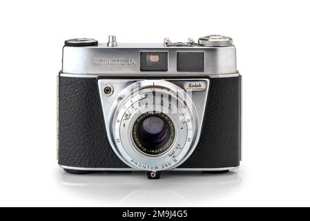Cuneo, Italia - 17 gennaio 2023: KODAK RETINETTE 1A (tip. 044-250S) Made in Germany tra il 1963/1967 - telecamera 35mm d'epoca isolata sul retro bianco Foto Stock