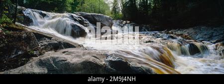 Paesaggio con Yellow Dog Falls sul Yellow River, Michigan, USA Foto Stock