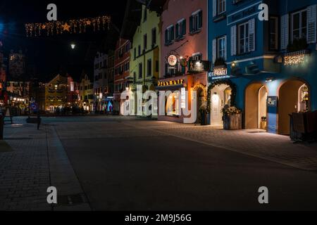 KITZBUHEL; AUSTRIA - 07 GENNAIO; 2023: Vista notturna della decorazione di strada di Natale a Kitzbühel; una piccola città alpina. Foto Stock