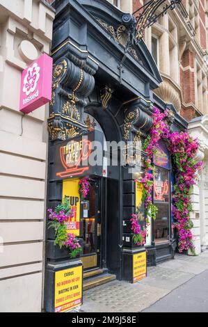 Facciata colorata con segno al neon del Theatre Cafe, una caffetteria a tema teatrale su St Martin's Lane, Covent Garden, Londra, Inghilterra, Regno Unito Foto Stock