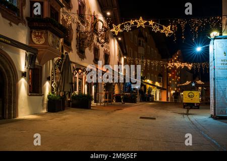 KITZBUHEL, AUSTRIA - 07 GENNAIO 2023: Vista notturna della decorazione di strada di Natale a Kitzbühel, una piccola città alpina. Foto Stock