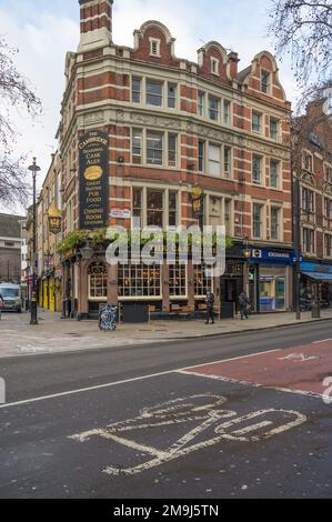 The Cambridge, un pub tradizionale a Cambridge Circus, Charing Cross Road, Soho, Londra, Inghilterra, REGNO UNITO Foto Stock