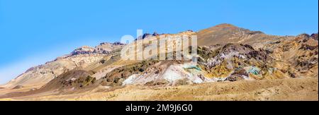 Pendii di palette Artisti in Death Valley, California. Vari pigmenti minerali hanno colorato i depositi vulcanici che si trovano qui. Foto Stock