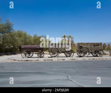 Vecchio carro all'ingresso del Furnance Creek Ranch nel mezzo della Valle della morte, con questi carri i primi uomini attraversarono la valle della morte nel Foto Stock