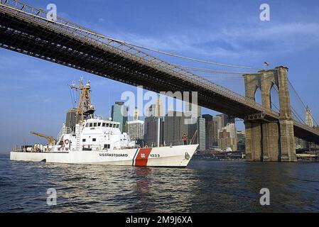 Vista a dritta dell'isola della Guardia Costiera americana (USCG): Patrol Craft, USS ADAK (WPB 1333), in corso sul fiume Hudson, navigando sotto il Ponte di Brooklyn a Brooklyn, New York (NY), a sostegno di un'operazione CHE PERSEGUE LA LIBERTÀ. Base: Brooklyn Stato: New York (NY) Paese: Stati Uniti d'America (USA) Foto Stock