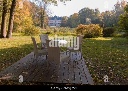 Tavolo in vimini e sedie in un parco a Pszczyna. Polonia. Foto Stock