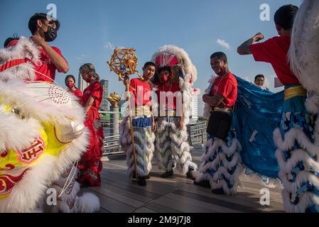 Bangkok, Thailandia. 18th Jan, 2023. I ballerini si preparavano prima dello spettacolo in vista del Capodanno lunare cinese presso il centro commerciale Iconsiam di Bangkok. Il nuovo anno lunare cinese, o Primavera Festival, segnato il 22 gennaio 2023, e segna anche l'inizio dell'anno del coniglio. Credit: SOPA Images Limited/Alamy Live News Foto Stock