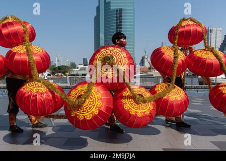 Bangkok, Thailandia. 18th Jan, 2023. I ballerini eseguono una danza del Drago davanti al Capodanno lunare cinese presso il centro commerciale Iconsiam di Bangkok. Il nuovo anno lunare cinese, o Primavera Festival, segnato il 22 gennaio 2023, e segna anche l'inizio dell'anno del coniglio. Credit: SOPA Images Limited/Alamy Live News Foto Stock