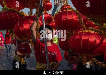 Bangkok, Thailandia. 18th Jan, 2023. Un ballerino esegue una danza del Drago davanti al Capodanno lunare cinese all'Iconsiam, il centro commerciale di Bangkok. Il nuovo anno lunare cinese, o Primavera Festival, segnato il 22 gennaio 2023, e segna anche l'inizio dell'anno del coniglio. Credit: SOPA Images Limited/Alamy Live News Foto Stock