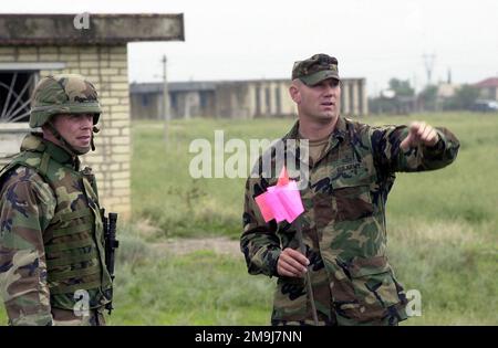 IL sergente DELL'esercito DEGLI STATI UNITI (USA) (SSGT) Jason Doty, 720th Ordnance Company e il sergente di prima classe (SFC) Jeff Baughman, con il 10th Special Forces Group (SPG) discute il posizionamento della bandiera prima di cercare ordigni non esplosi nell'area di addestramento di Krtsanisi. IL sergente dell'esercito DEGLI STATI UNITI (USA) (SSGT) Jason Doty, 720th Ordnance Company e il sergente di prima classe (SFC) Jeff Baughman, con il 10th Special Forces Group (SPG) discute il posizionamento della bandiera prima di cercare ordigni non esplosi nell'area di addestramento di Krtsanisi. Foto Stock