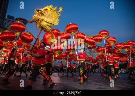 Bangkok, Thailandia. 18th Jan, 2023. I ballerini eseguono una danza del Drago davanti al Capodanno lunare cinese presso il centro commerciale Iconsiam di Bangkok. Il nuovo anno lunare cinese, o Primavera Festival, segnato il 22 gennaio 2023, e segna anche l'inizio dell'anno del coniglio. Credit: SOPA Images Limited/Alamy Live News Foto Stock