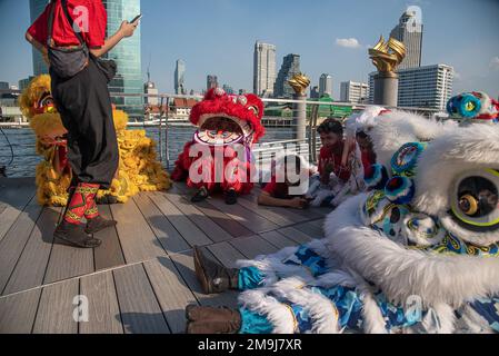 Bangkok, Thailandia. 18th Jan, 2023. I ballerini si preparavano prima dello spettacolo in vista del Capodanno lunare cinese presso il centro commerciale Iconsiam di Bangkok. Il nuovo anno lunare cinese, o Primavera Festival, segnato il 22 gennaio 2023, e segna anche l'inizio dell'anno del coniglio. Credit: SOPA Images Limited/Alamy Live News Foto Stock