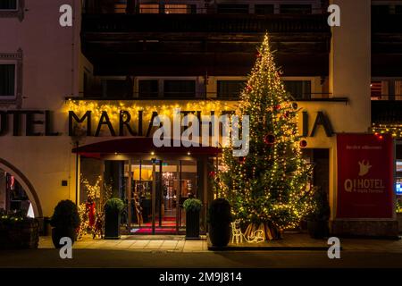 KITZBUHEL, AUSTRIA - 07 GENNAIO 2023: Vista notturna delle decorazioni natalizie di strada a Kitzbühel, una piccola città alpina in Austria. Foto Stock