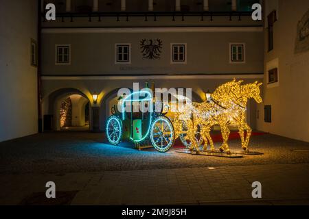 KITZBUHEL, AUSTRIA - 07 GENNAIO 2023: Vista notturna della decorazione di strada di Natale a Kitzbühel, una piccola città alpina. Foto Stock