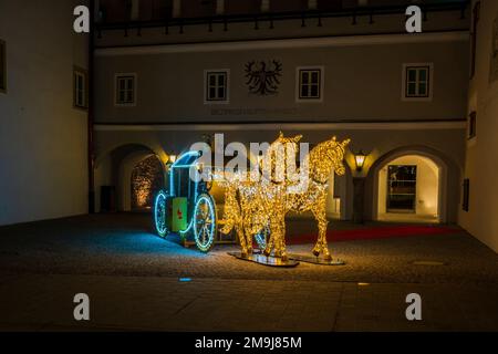 KITZBUHEL, AUSTRIA - 07 GENNAIO 2023: Vista notturna della decorazione di strada di Natale a Kitzbühel, una piccola città alpina. Foto Stock