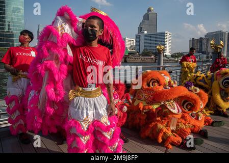 Bangkok, Thailandia. 18th Jan, 2023. Il ballerino ha visto prepararsi prima dello spettacolo in vista del Capodanno lunare cinese all'Iconsiam, il centro commerciale di Bangkok. Il nuovo anno lunare cinese, o Primavera Festival, segnato il 22 gennaio 2023, e segna anche l'inizio dell'anno del coniglio. (Foto di Peerapon Boonyakiat/SOPA Images/Sipa USA) Credit: Sipa USA/Alamy Live News Foto Stock