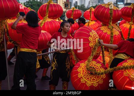 Bangkok, Thailandia. 18th Jan, 2023. I ballerini si preparavano prima dello spettacolo in vista del Capodanno lunare cinese presso il centro commerciale Iconsiam di Bangkok. Il nuovo anno lunare cinese, o Primavera Festival, segnato il 22 gennaio 2023, e segna anche l'inizio dell'anno del coniglio. (Foto di Peerapon Boonyakiat/SOPA Images/Sipa USA) Credit: Sipa USA/Alamy Live News Foto Stock