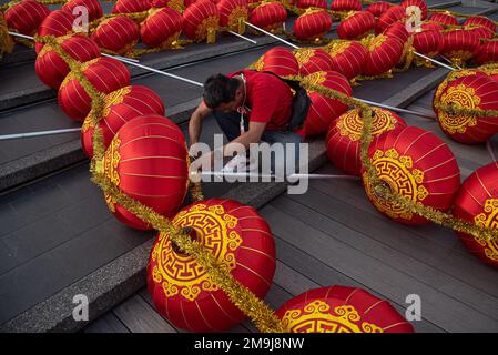 Bangkok, Thailandia. 18th Jan, 2023. Il ballerino ha visto prepararsi prima dello spettacolo in vista del Capodanno lunare cinese all'Iconsiam, il centro commerciale di Bangkok. Il nuovo anno lunare cinese, o Primavera Festival, segnato il 22 gennaio 2023, e segna anche l'inizio dell'anno del coniglio. (Foto di Peerapon Boonyakiat/SOPA Images/Sipa USA) Credit: Sipa USA/Alamy Live News Foto Stock