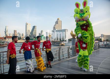 Bangkok, Thailandia. 18th Jan, 2023. Una pratica di danza del leone prima dello spettacolo in vista del Capodanno lunare cinese all'Iconsiam, il centro commerciale di Bangkok. Il nuovo anno lunare cinese, o Primavera Festival, segnato il 22 gennaio 2023, e segna anche l'inizio dell'anno del coniglio. (Foto di Peerapon Boonyakiat/SOPA Images/Sipa USA) Credit: Sipa USA/Alamy Live News Foto Stock