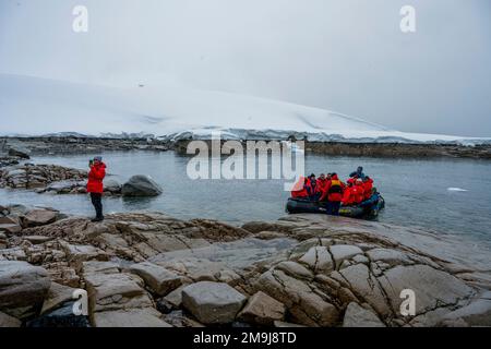 Turisti che sbarcano con gli zodiaci a Portal Point, che si trova sul continente antartico lungo la costa occidentale di Graham Land, penisola antartica. Foto Stock