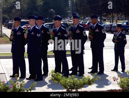 Un volo d'onore delle forze aeree statunitensi (USAF) si prepara a porre le rose commemorative in una speciale cerimonia di ritiro che si tiene durante il giorno del riconoscimento dei prigionieri di guerra/dispersi in azione (POW/mia), presso la base aerea di Incirlik (AB), in Turchia, durante l'operazione NORTHERN WATCH. Soggetto operativo/Serie: NORTHERN WATCH base: Incirlik Air base, Adana Paese: Turchia (TUR) Foto Stock