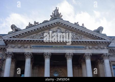 Bruxelles, Belgio, 17 gennaio 2023. La Borsa è un edificio costruito tra il 1868 e il 1873 a Bruxelles dall'architetto Léon-Pierre Suys. Foto Stock