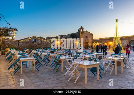 La piazza centrale di Marzamemi, con tipici ristoranti di pesce (Sicilia) Foto Stock