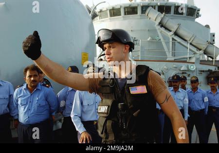 020926-N-4309A-025. [Complete] Scene Caption: US Navy (USN) Hull Maintenance Technician Second Class (HT2) Robert Kinast dà i pollici fino ai membri del suo team mentre conducono una scansione di sicurezza dei ponti esterni della Marina pakistana Tariq (Amazon) Classe tipo 21 Frigate PNS SHAHJAHAN (D 186) Durante un'esercitazione VBSS (Visit Board Search and Crieure). Lo SHAHJAHAN e l'USN Oliver Hazard Perry Class Guided Missile Frigate USS REUBAN JAMES (FFG 57) stanno attualmente partecipando ad esercizio ISPIRATO SIRENA '02 un esercizio militare bilaterale degli Stati Uniti e del Pakistan che coinvolge forze aeree e di superficie dal Foto Stock