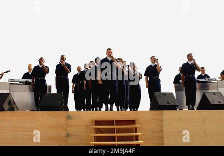 I membri della vetrina di intrattenimento Premier dell'aviazione militare statunitense (USAF), Tops in Blue, si esibiscono sul palco per il personale USAF schierato con il 438th Air Expeditionary Group (AEG), in un luogo non divulgato a sostegno di un'operazione CHE PERDA LA LIBERTÀ. Soggetto operativo/Serie: LIBERTÀ DURATURA Paese: Sconosciuto Foto Stock