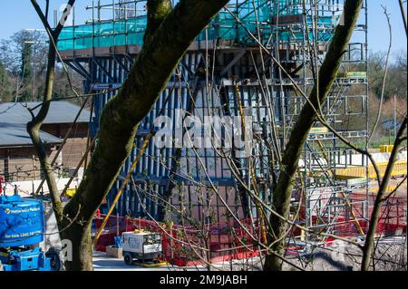 Denham, Regno Unito. 19th marzo, 2022. HS2 lavori di costruzione per il Viadotto della Colne Valley. Sono in corso di realizzazione pontili in cemento presso l'ex Denham Water Ski Club, accanto alla North Orbital Road a Denham. La HS2 High Speed Rail 700 ton lancio trave macchina chiamata Dominique è ora in atto e ha iniziato a verricare alcuni dei segmenti di ponte in cemento prefuso in posizione sul primo di 56 segmenti di molo per il HS2 High Speed 2 Colne Valley Viadotto. Il Viadotto della Colne Valley sarà il più lungo ponte ferroviario del Regno Unito. Credito: Maureen McLean/Alamy Foto Stock