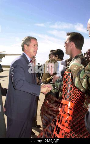 Il presidente AMERICANO George W. Bush (a sinistra) saluta il personale alla base dell'aeronautica militare di Buckley (AFB), Colorado (CO) dopo essere arrivato alla base, sul tragitto per un pranzo repubblicano della raccolta fondi a Denver, Colorado. Base: Buckley Air Force base Stato: Colorado (CO) Paese: Stati Uniti d'America (USA) Foto Stock