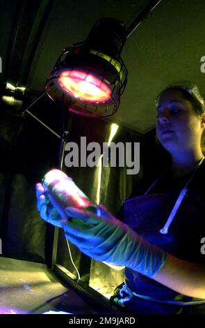 US Air Force (USAF) STAFF Sergeant (SSGT) Jacklyn Watson, non-Destructive Inspection (NDI) Craftsman, 48th Equipment Maintenance Squadron (EMS), effettua un'ispezione di particelle fluorescenti su un tubo del naso di un aeromobile, all'interno del negozio NDI presso Royal Air Force (RAF) Lakenheath, Regno Unito (UK). Base: RAF Lakenheath Paese: Regno Unito (GBR) Foto Stock