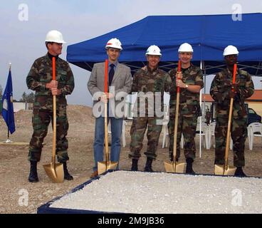 021004-F-4728F-002. [Complete] Scene Caption: US Air Force (USAF) e gli onorari civili si posano per una fotografia di gruppo durante la rivoluzionaria cerimonia per il nuovo Integrated Communications Complex (ICC), presso la base aerea di Aviano (AB), Italia. Nella foto, da sinistra a destra, USAF Colonel (col) Joseph Abbott, Commander, 31st Mission Support Group (MSG); Daniel Pelletier, Program Manager della Cooperativa Muratori riuniti (CMR); Commander della Marina statunitense David Kelley, Resident Officer in responsabile delle costruzioni (ROICC); USAF col David Warner, Commander, Comunicazioni e informazioni, sede centrale, forze aeree statunitensi Foto Stock