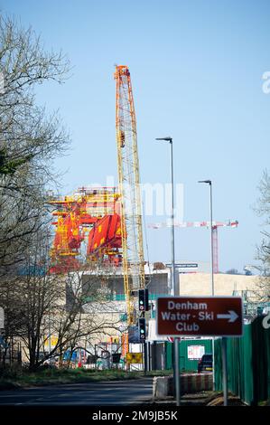 Denham, Regno Unito. 19th marzo, 2022. HS2 lavori di costruzione per il Viadotto della Colne Valley. Sono in corso di realizzazione pontili in cemento presso l'ex Denham Water Ski Club, accanto alla North Orbital Road a Denham. La HS2 High Speed Rail 700 ton lancio trave macchina chiamata Dominique (nella foto) è ora in atto e ha iniziato a verricare alcuni dei segmenti di ponte in cemento prefuso in posizione sul primo di 56 segmenti di molo per il HS2 High Speed 2 Colne Valley Viadotto. Il Viadotto della Colne Valley sarà il più lungo ponte ferroviario del Regno Unito. Credito: Maureen McLean/Alamy Foto Stock