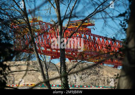 Denham, Regno Unito. 19th marzo, 2022. HS2 lavori di costruzione per il Viadotto della Colne Valley. Sono in corso di realizzazione pontili in cemento presso l'ex Denham Water Ski Club, accanto alla North Orbital Road a Denham. La HS2 High Speed Rail 700 ton lancio trave macchina chiamata Dominique (nella foto) è ora in atto e ha iniziato a verricare alcuni dei segmenti di ponte in cemento prefuso in posizione sul primo di 56 segmenti di molo per il HS2 High Speed 2 Colne Valley Viadotto. Il Viadotto della Colne Valley sarà il più lungo ponte ferroviario del Regno Unito. Credito: Maureen McLean/Alamy Foto Stock