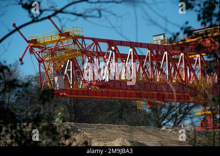 Denham, Regno Unito. 19th marzo, 2022. HS2 lavori di costruzione per il Viadotto della Colne Valley. Sono in corso di realizzazione pontili in cemento presso l'ex Denham Water Ski Club, accanto alla North Orbital Road a Denham. La HS2 High Speed Rail 700 ton lancio trave macchina chiamata Dominique (nella foto) è ora in atto e ha iniziato a verricare alcuni dei segmenti di ponte in cemento prefuso in posizione sul primo di 56 segmenti di molo per il HS2 High Speed 2 Colne Valley Viadotto. Il Viadotto della Colne Valley sarà il più lungo ponte ferroviario del Regno Unito. Credito: Maureen McLean/Alamy Foto Stock