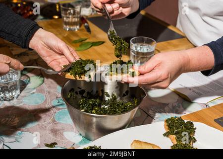 Siena, Italia - 9 aprile 2022: Preparazione del crostone di Kale, lezione di cucina alla tenuta di Spannocchia, Toscana Foto Stock