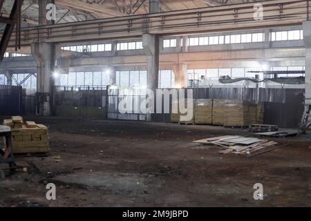 Abbandonati gli interni e la costruzione di una fabbrica metallurgica in attesa di una demolizione. Foto di alta qualità Foto Stock