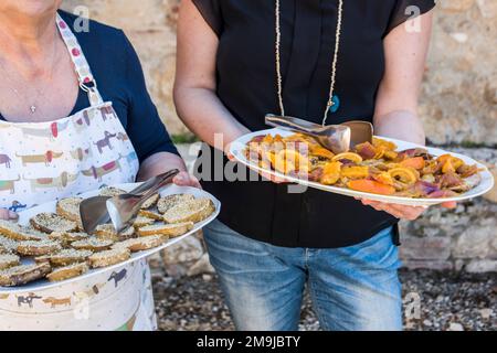 Siena, Italia - 9 aprile 2022: Corsi di cucina alla tenuta di Spannocchia, Toscana Foto Stock