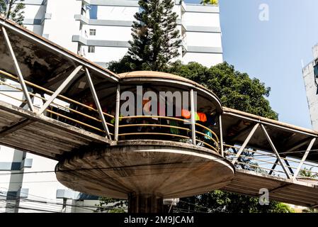 Salvador, Bahia, Brasile - 06 maggio 2022: Attraversando un passaggio pedonale nel centro di Salvador, Brasile. Foto Stock