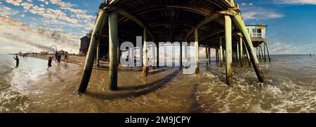 Vista dal basso angolo del molo a Old Orchard Beach, Maine, USA Foto Stock