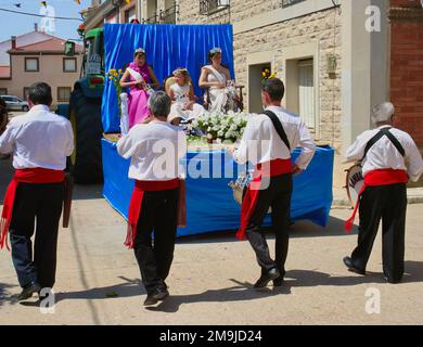 Village party regine su un galleggiante celebrazioni per l'Assunzione della Vergine Maria 15 agosto 2009 con un gruppo di quattro pezzi Lantadilla Palencia Spagna Foto Stock