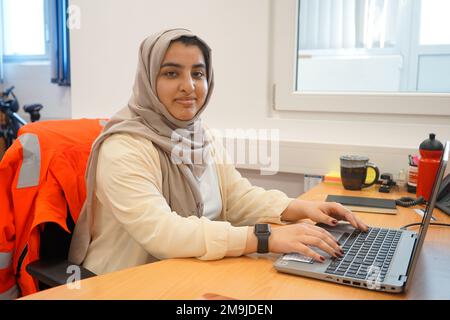 WIESBADEN, Germania – Maleeha Shah è un 'Clerk Apprentice' presso l'USAG Wiesbaden: "Fin dall'inizio, ho imparato molto. Il mio supervisore mi ha aiutato a familiarizzare con l'ambiente speciale dell'esercito. Ma in generale, sono molto orientato al cliente, il che è molto utile”. (Foto di Roland Schedel, U.S. Ufficio Affari pubblici dell'esercito Garrison Wiesbaden) Foto Stock