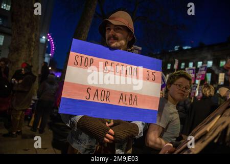 WHITEHALL, LONDRA, 18th gennaio 2023, Trans Rights protesta di fronte a Downing Street dopo che il governo britannico ha bloccato la legislazione scozzese sul riconoscimento dei sessi. Credit: Lucy North/Alamy Live News Foto Stock