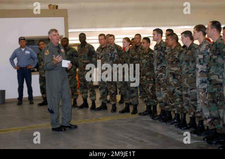 Il maggiore Generale Generale dell'Aeronautica MILITARE STATUNITENSE (USAF) Robert W. Chedister, Comandante dell'Air Armament Center, parla con gli Airmen del 377th Transportation Squadron (TS), presso la base dell'Aeronautica militare di Kirtland (AFB), New Mexico. (Immagine substandard). Base: Kirtland Air Force base Stato: New Mexico (NM) Paese: Stati Uniti d'America (USA) Foto Stock